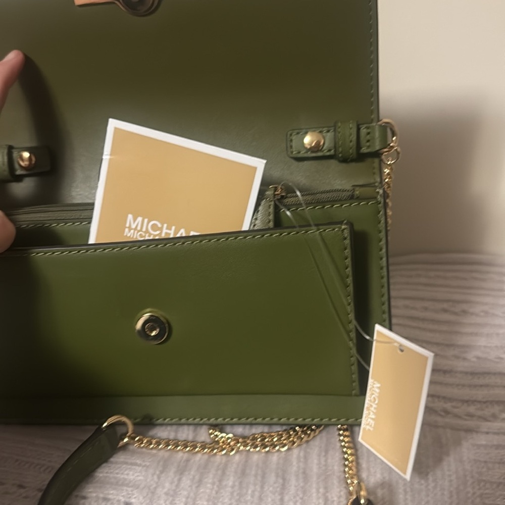 Michael Kors Elegant Green and Gold Crossbody Bag with Chain - Picture 6 of 11